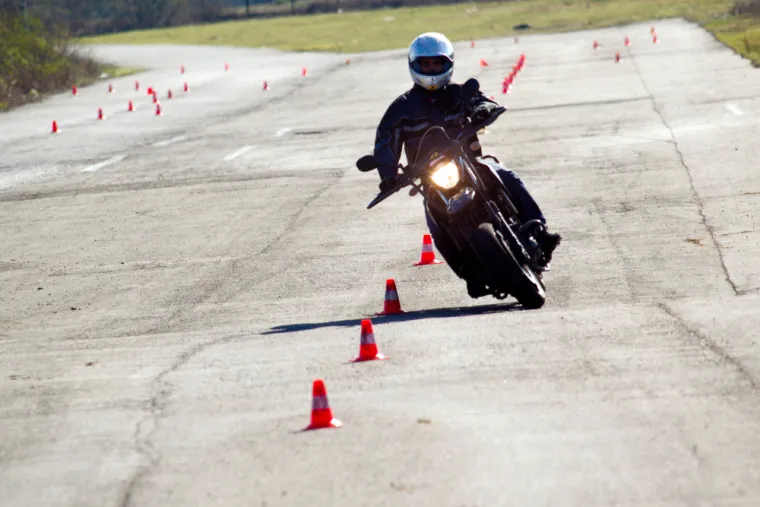 Passer le permis moto rapidement à Carros, Saint-Martin-du-Var, Auto-Moto-École des Alpes